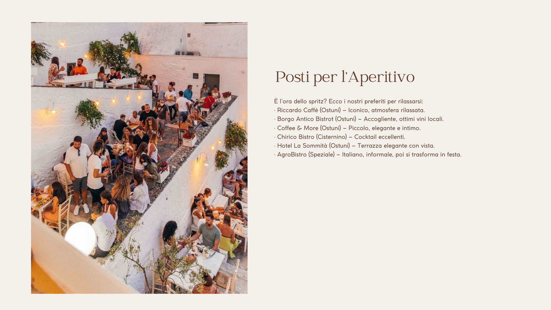 Tavolini all’aperto su terrazze e scalinate bianche, animati all’ora dell’aperitivo
